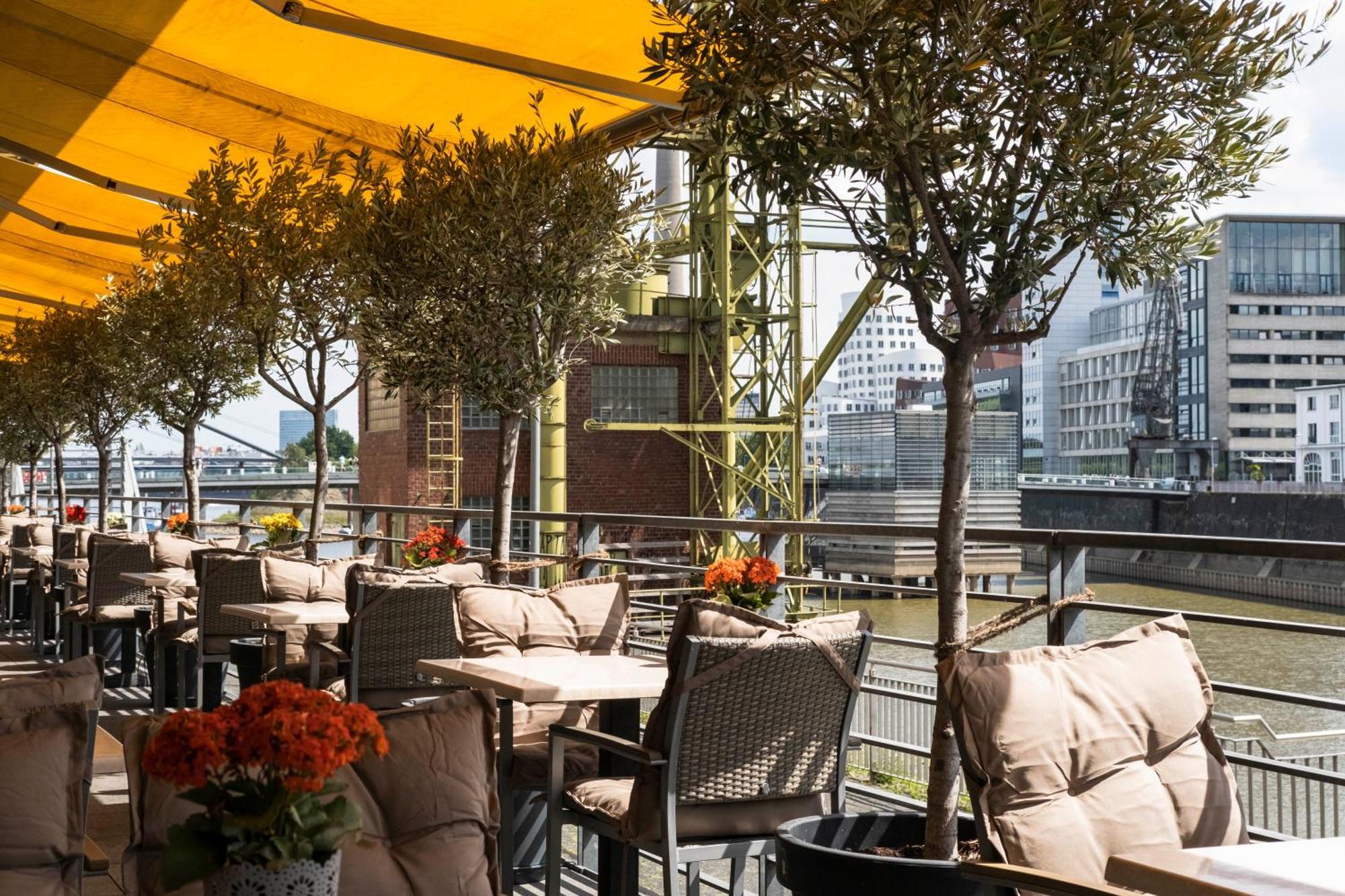 Courtyard By Marriott Duesseldorf Hafen — Foto 1